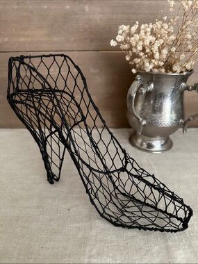 VTG | Black Wire Pump Shaped Decor